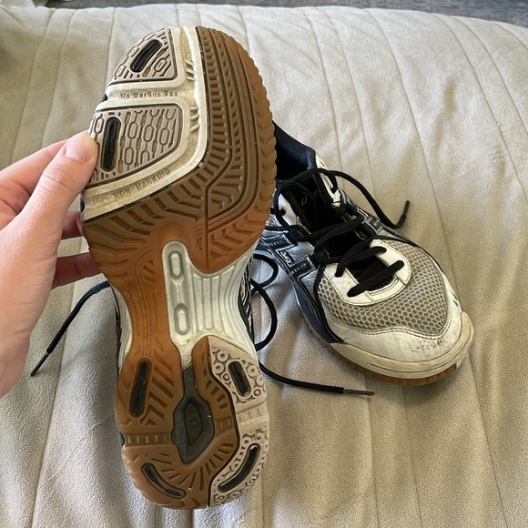 ASICS athletic basketball/volleyball shoes - Picture 2 of 4